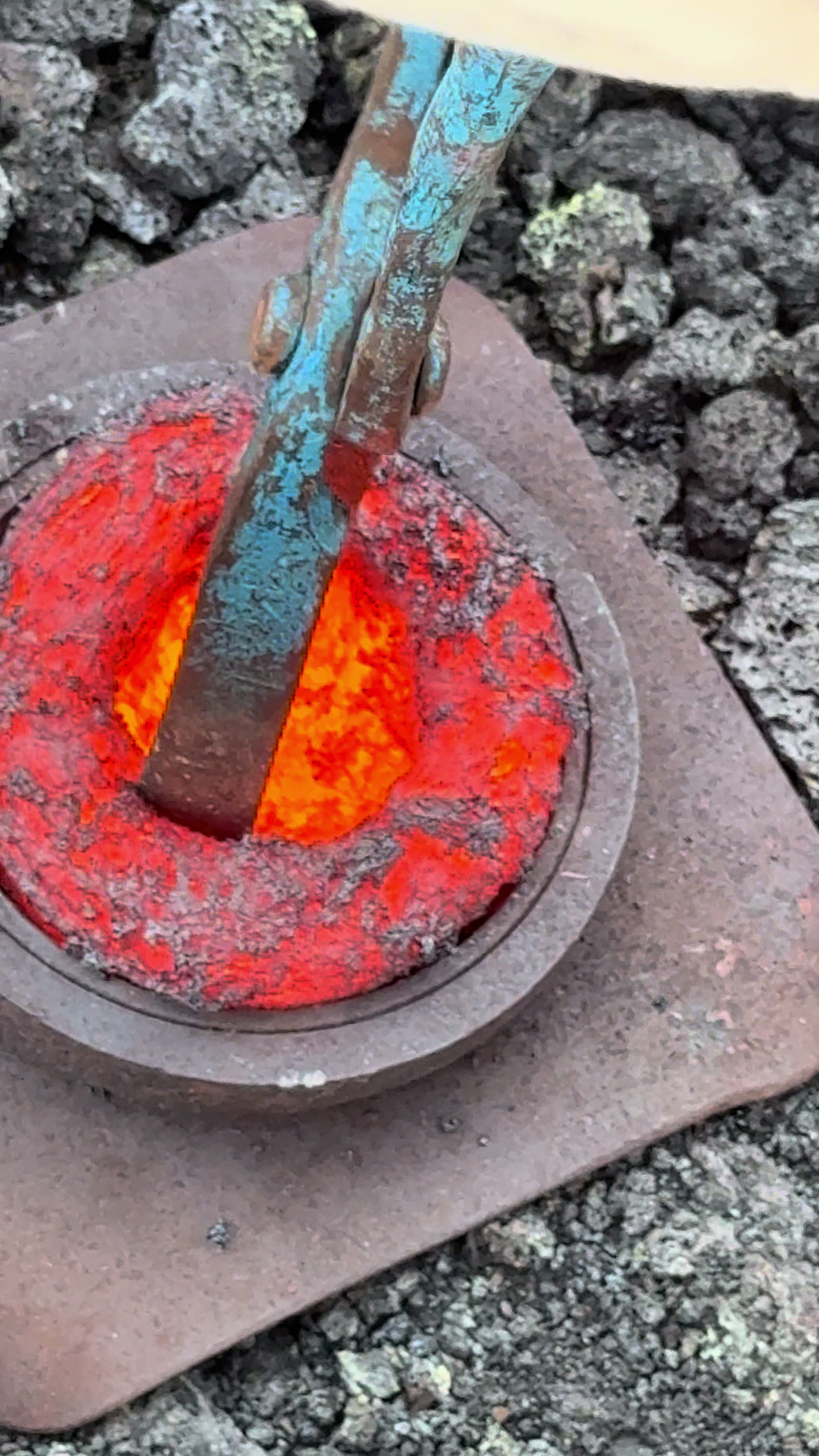 All’opera sull’Etna per raccogliere frammenti di lava incandescente direttamente dal canale di lava attivo  . 🌐 guidevulcanologicheetna.it @@guidevulcanologiche . ##etna##volcano##viralvideos##nature##travel