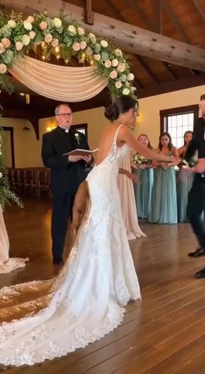 Bride’s dress failed from the back and the whole wedding went into panic mode #microdrama #weddingtok #chaos #caughtoncamera #viralvideo