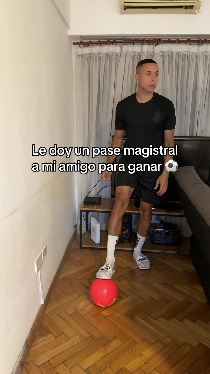 Le doy un pase magistral a mi amigo..⚽️😮‍💨 #amigo #humor #futbol #jugandofutbol #fyp 