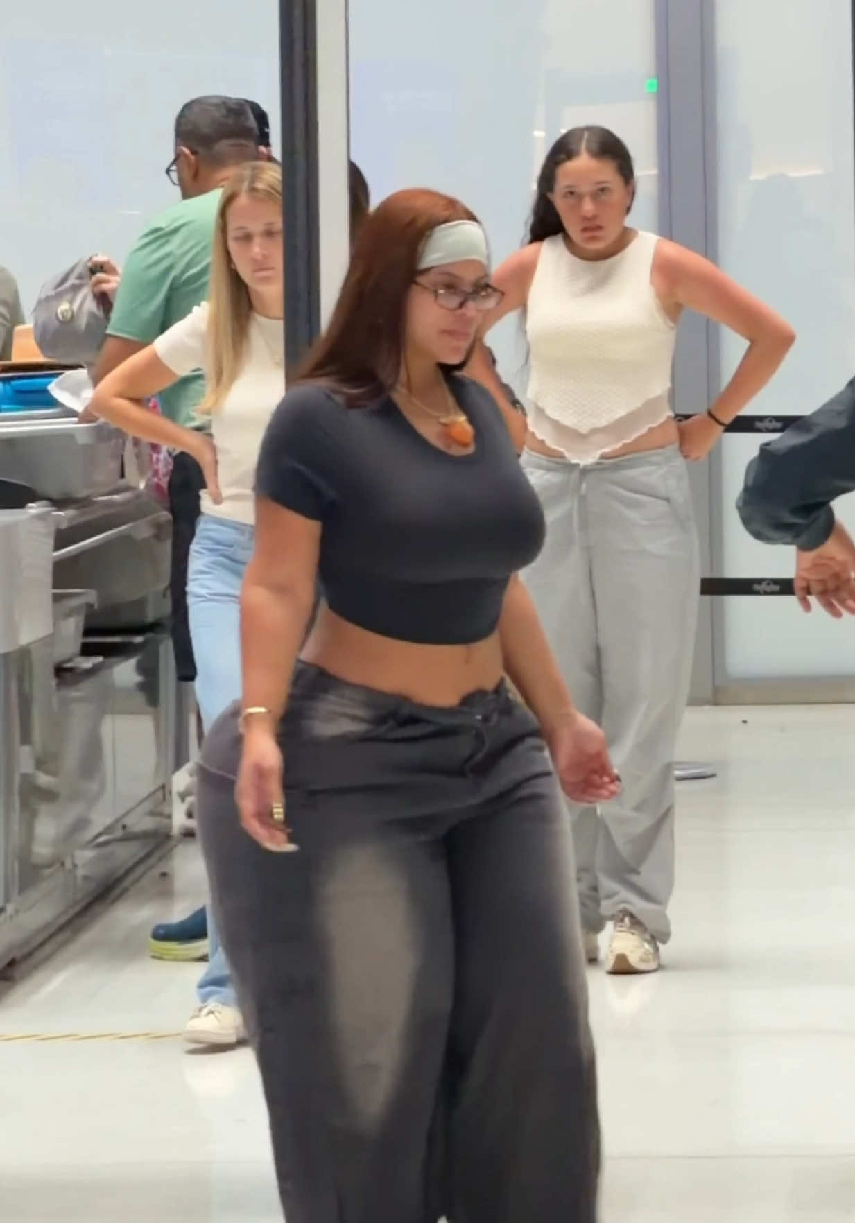 así me revisan en el aeropuerto, TSA que está buscando?