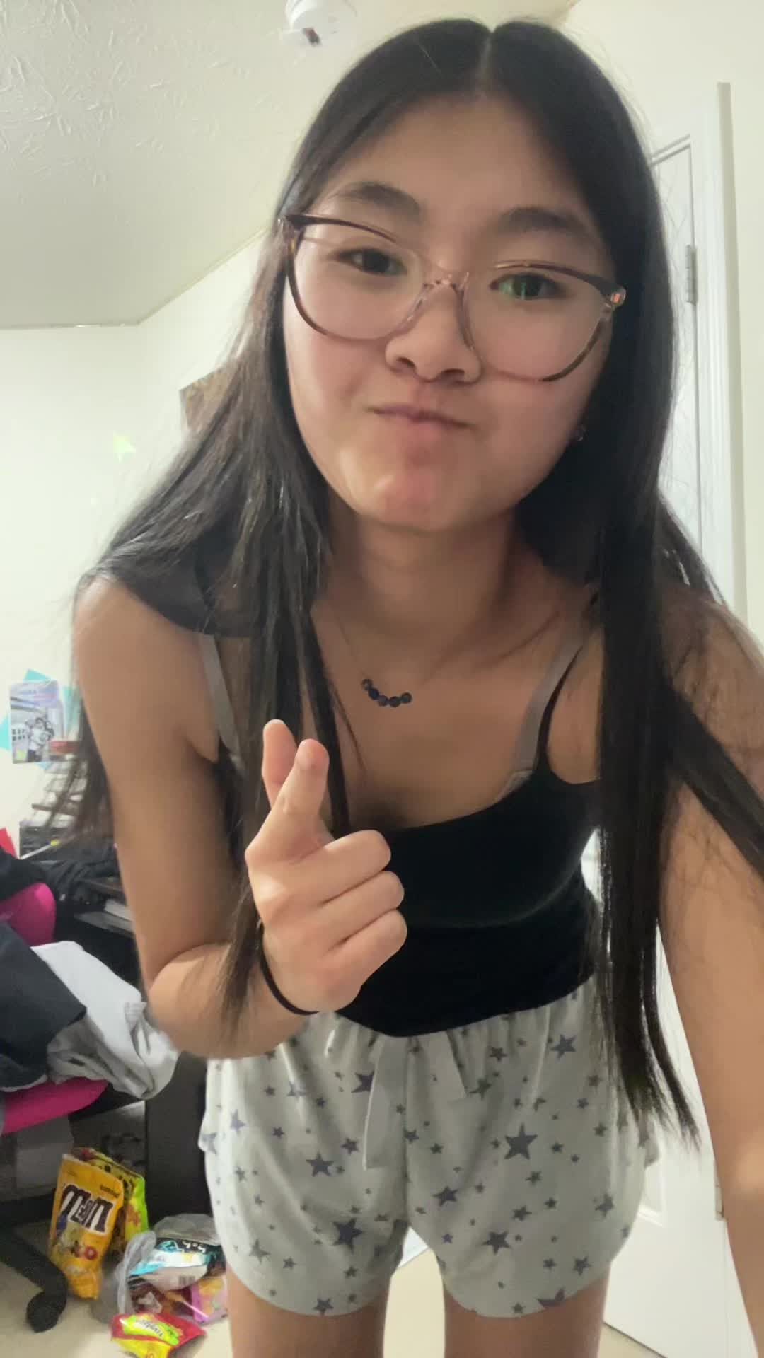 edit: if it doesnt work, change into flowier shorts 😛😛 shake it trend dance tutorial 🤦🏻‍♀️ ts so embarrassing but i gotta help my girls #dance #trend #fyp #shakeit 