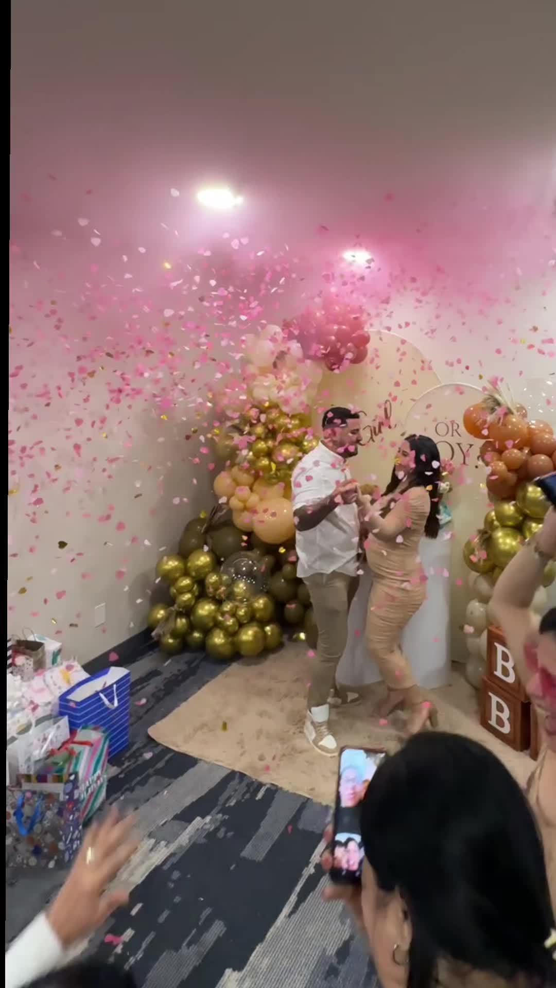 JAJAJAJAJAJJAJA perdón Ruth solo queríamos grabar el momento de ellos dos #gender #viralllllll #parati #pareja #paratiiiiiiiiiiiiiiiiiiiiiiiiiiiiiii 