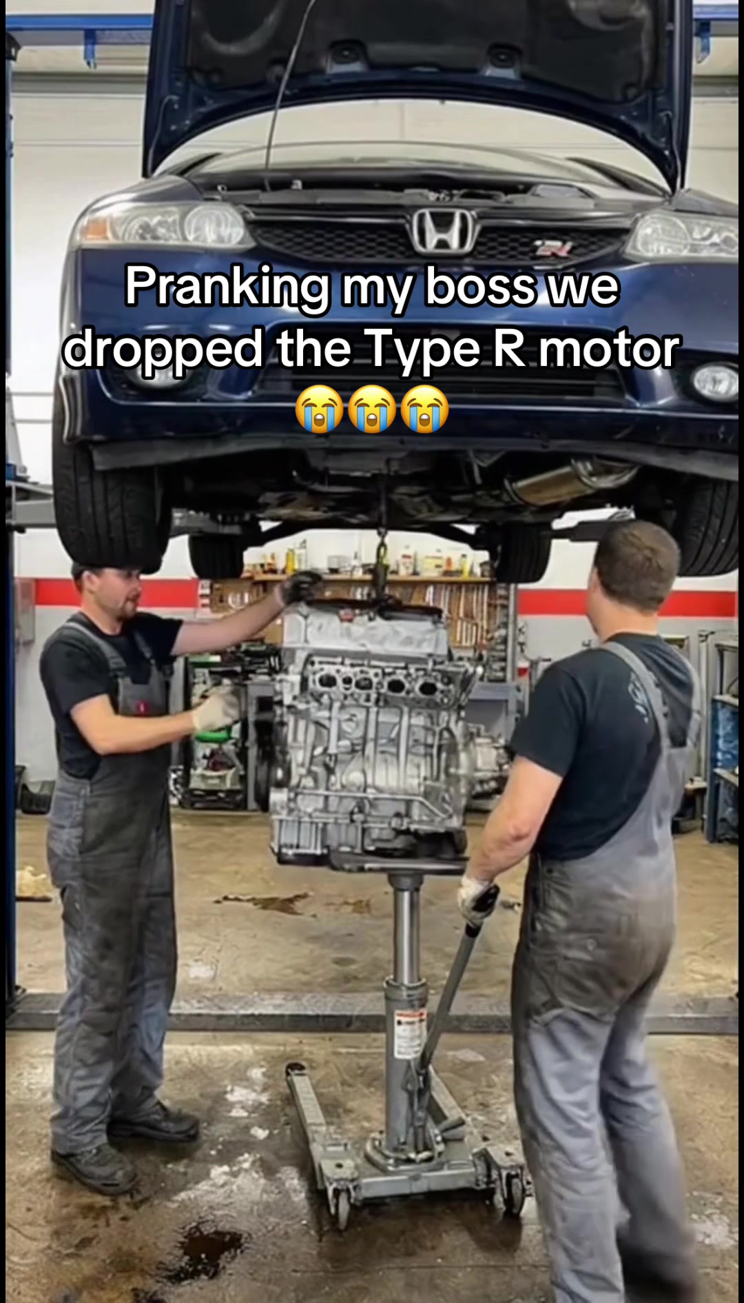 This wouldn’t COULDNT possibly be me😭😭😭 #textingstories #mechanic #honda #prankvideo 
