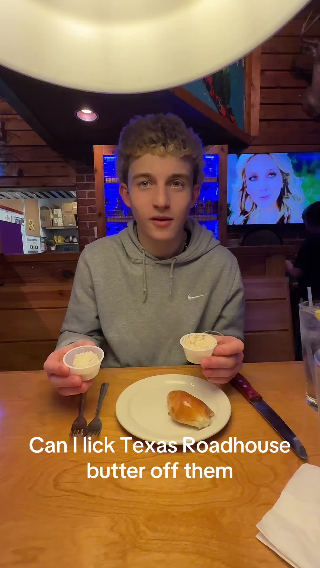 Jokes on me he’d pay no matter what #texasroadhouse #texasroadhousebutter #boyfriend #texasroadhouserolls #couple 