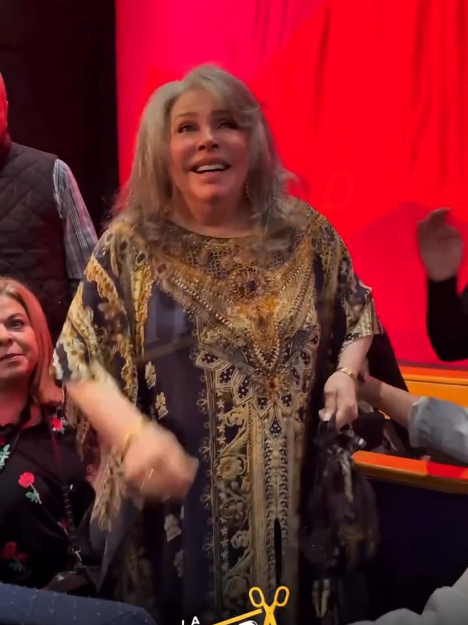 Anoche la madrina de lujo @Verónica Castro Oficial de las 300 representaciones de la obra de teatro NO TE VAYAS SIN DECIR ADIOS protagonizada por el primer actor JUAN FERRARA  #veronicacastro #juanferrara #madrinadelujo #teatro #notevayassindeciradios 