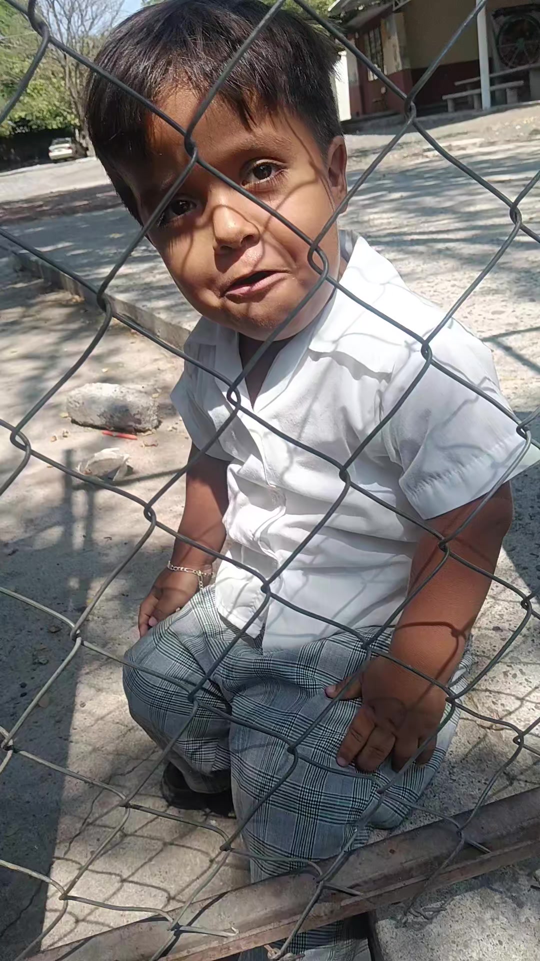 Jesúsito en su escuela en la ora del lonche 