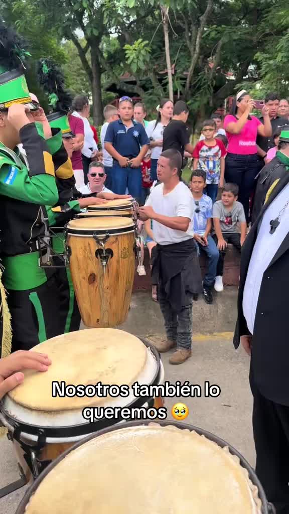 si alguien conoce la banda o al chico etiquetenlo y demosle el mismo apoyo al video anterior #bandasdecolegios 