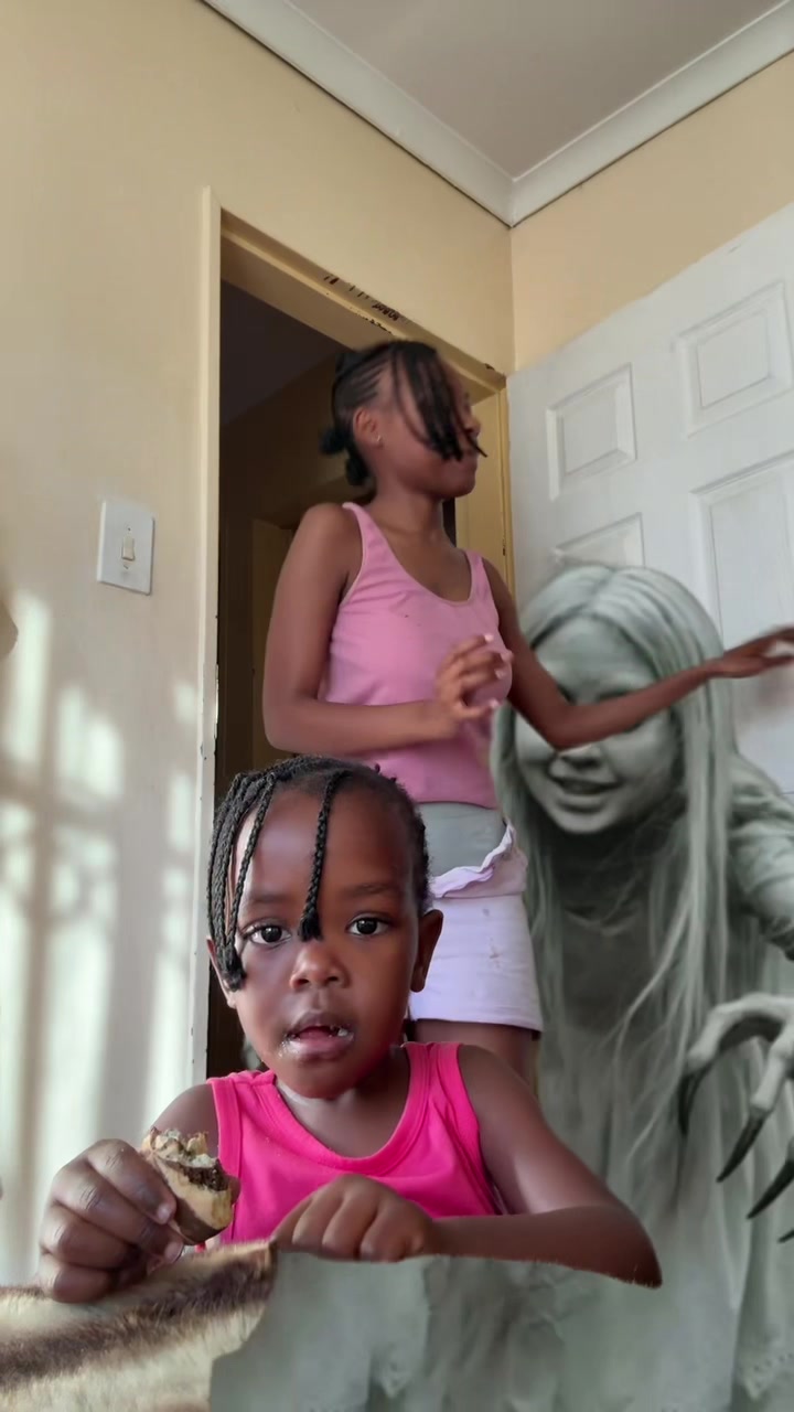 Like?but I think she was scared😭#littlesister #xyzbca 